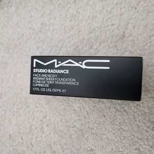 NWT MAC Cosmetics studio radiance face and body foundation in W8